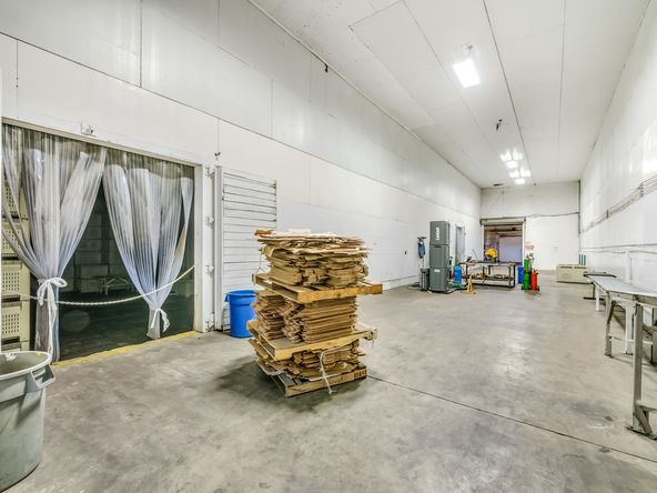 ±86,000 SF High Exposure Industrial Building on 2.42 Acres : 661 L St, Sanger, CA 93657
